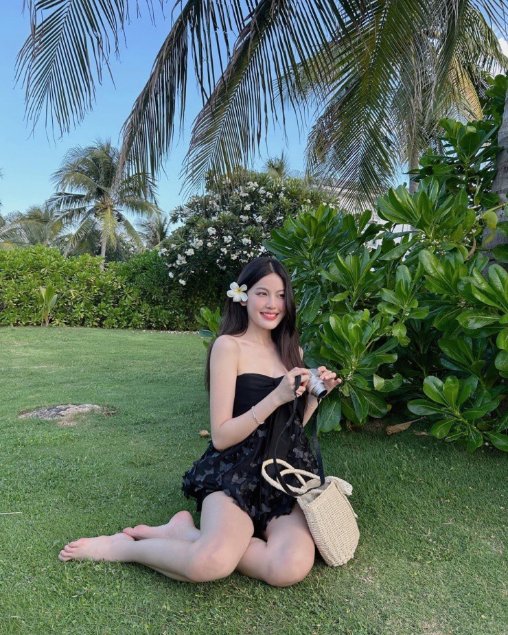 Bạn gái Hieuthuhai khoe da trắng, dáng nuột với chiếc đầm quây siêu ngắn.