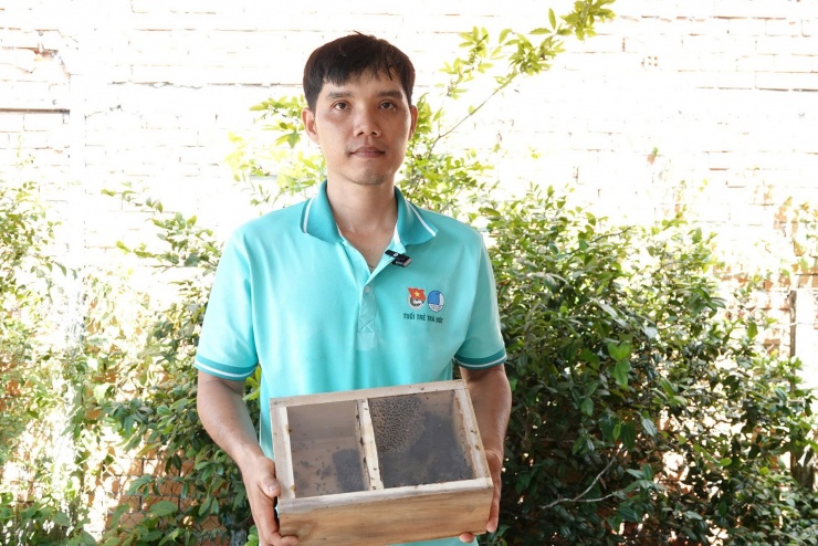 Nhờ nuôi ong, Trọng có thu nhập ổn định. Ảnh: H.T