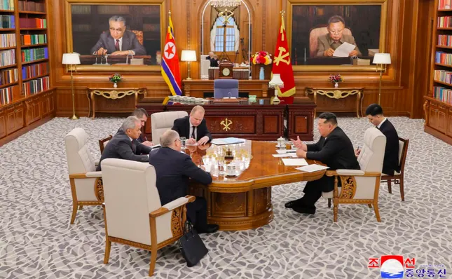 Chủ tịch Triều Tiên Kim Jong Un tiếp Thư ký Hội đồng an ninh Nga Sergei Shoigu, ngày 4/6. (Ảnh: KCNA)