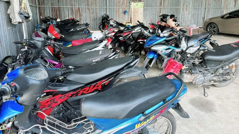 Tạm giữ 30 xe máy nhóm tụ tập trái phép ở đường ĐT790.