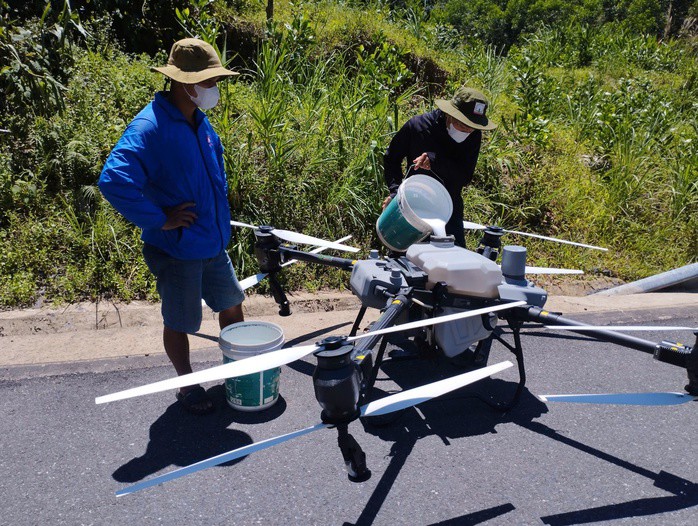 Lực lượng chức năng dùng máy bay không người lái tiến hành phun khử trùng diện rộng