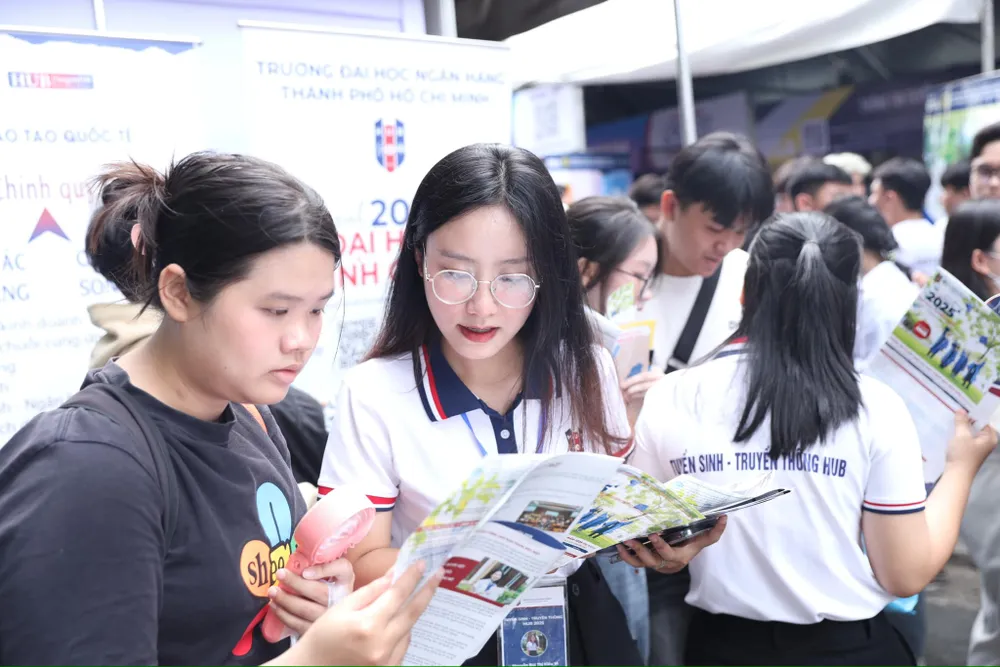 Thí sinh tìm hiểu thông tin tuyển sinh của Trường ĐH Ngân hàng TP.HCM