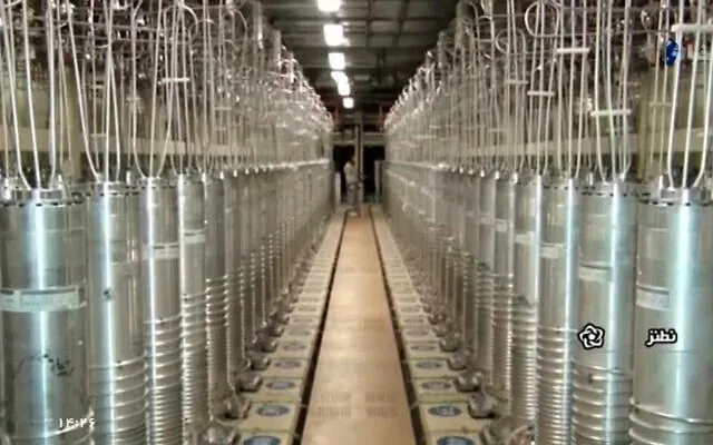 Các máy ly tâm xếp thành hàng dọc một hành lang tại Cơ sở làm giàu uranium ở Natanz, Iran. Ảnh: AP