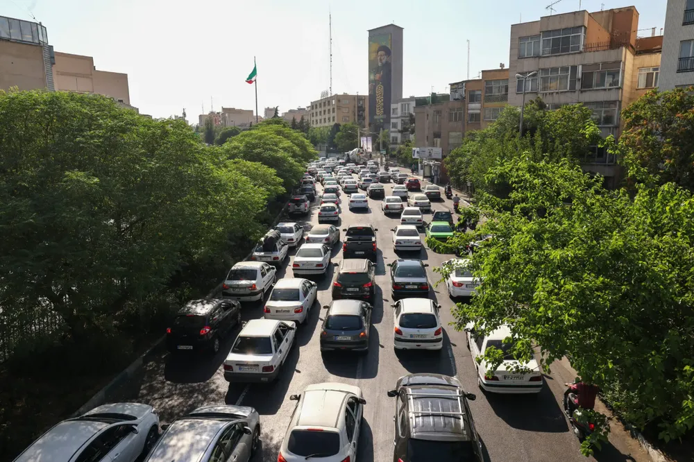 Người dân Iran trên đường rời khỏi thủ đô Tehran hôm 15-6. Ảnh: AFP