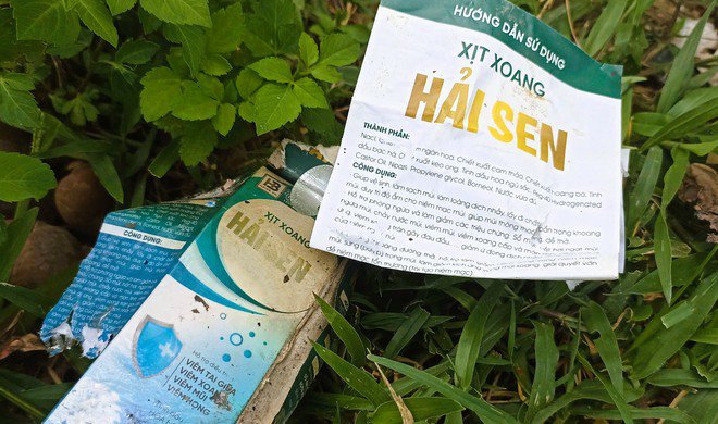 Một số sản phẩm có tên xịt xoang Hải Sen, sâm tố nữ Hải Sen... đang còn hạn vứt đầy ven hồ Thường Xung (xã Văn Phú, huyện Nho Quan)