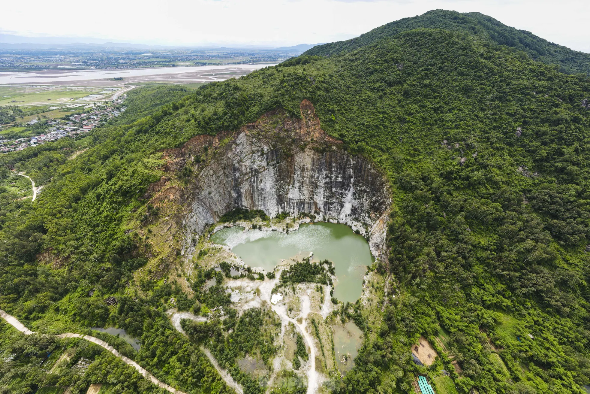 Nhiều năm nay, người dân sống gần các mỏ đá ở thị xã Hồng Lĩnh, huyện Can Lộc, Thạch Hà, Kỳ Anh... (Hà Tĩnh) phải sống trong nỗi thấp thỏm, lo sợ bởi những mỏm đá cao chót vót và hồ nước sâu hàng chục mét do doanh nghiệp bỏ lại sau khi khai thác xong.