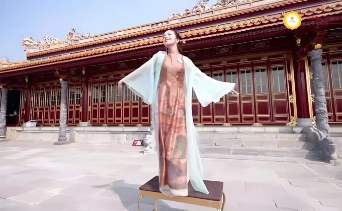 Thí sinh Thanh Bình gây bức xúc khi trèo lên bàn, biểu diễn múa trước điện Thái Hòa.