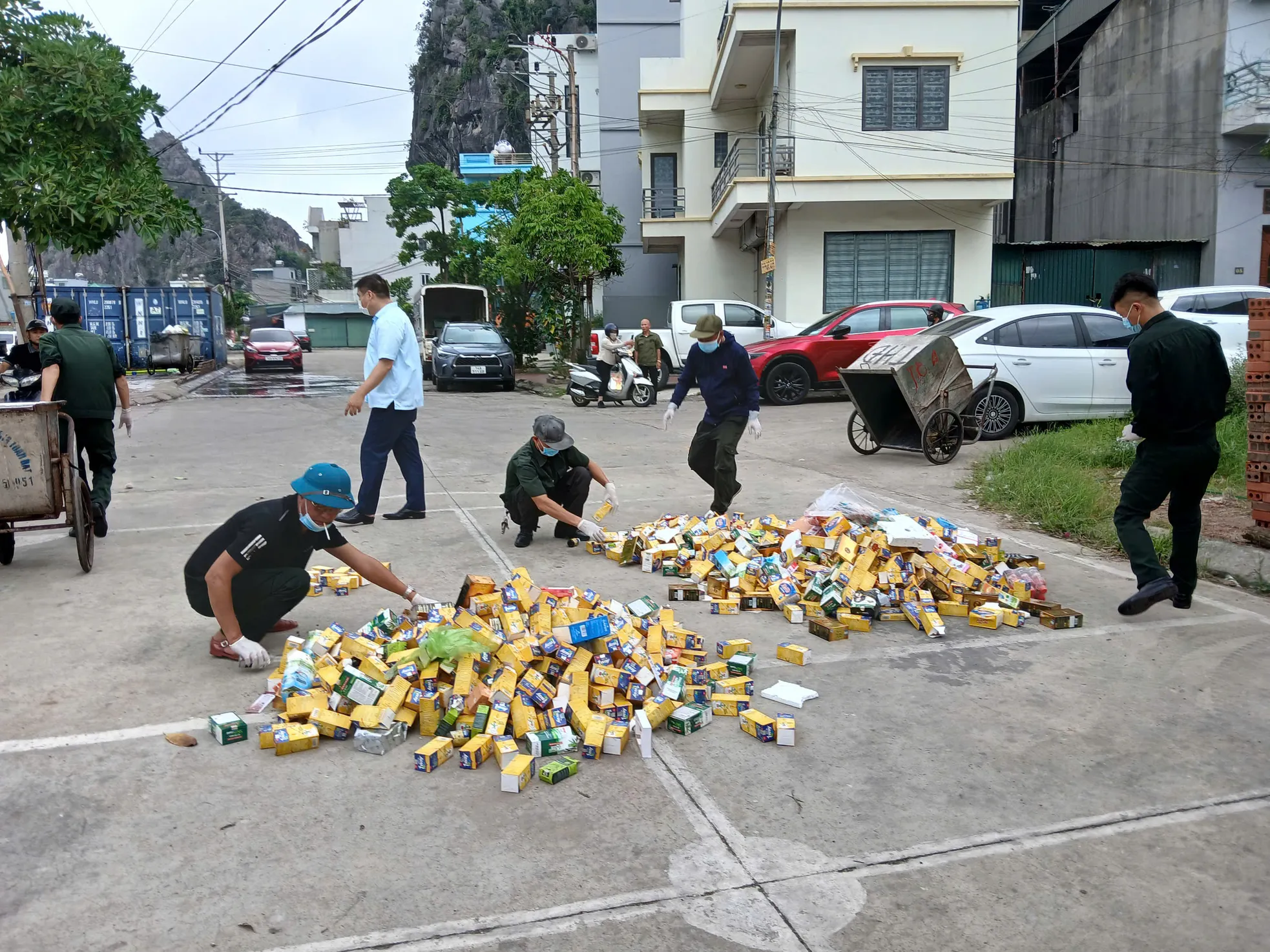 Lực lượng chức năng phân loại sản phẩm.