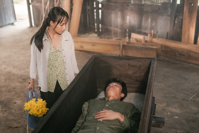 Phân cảnh Sơn (Quốc Trường) ngủ trong quan tài bên cạnh nữ chính Lan (Phương Thanh). Ảnh: Đoàn phim cung cấp