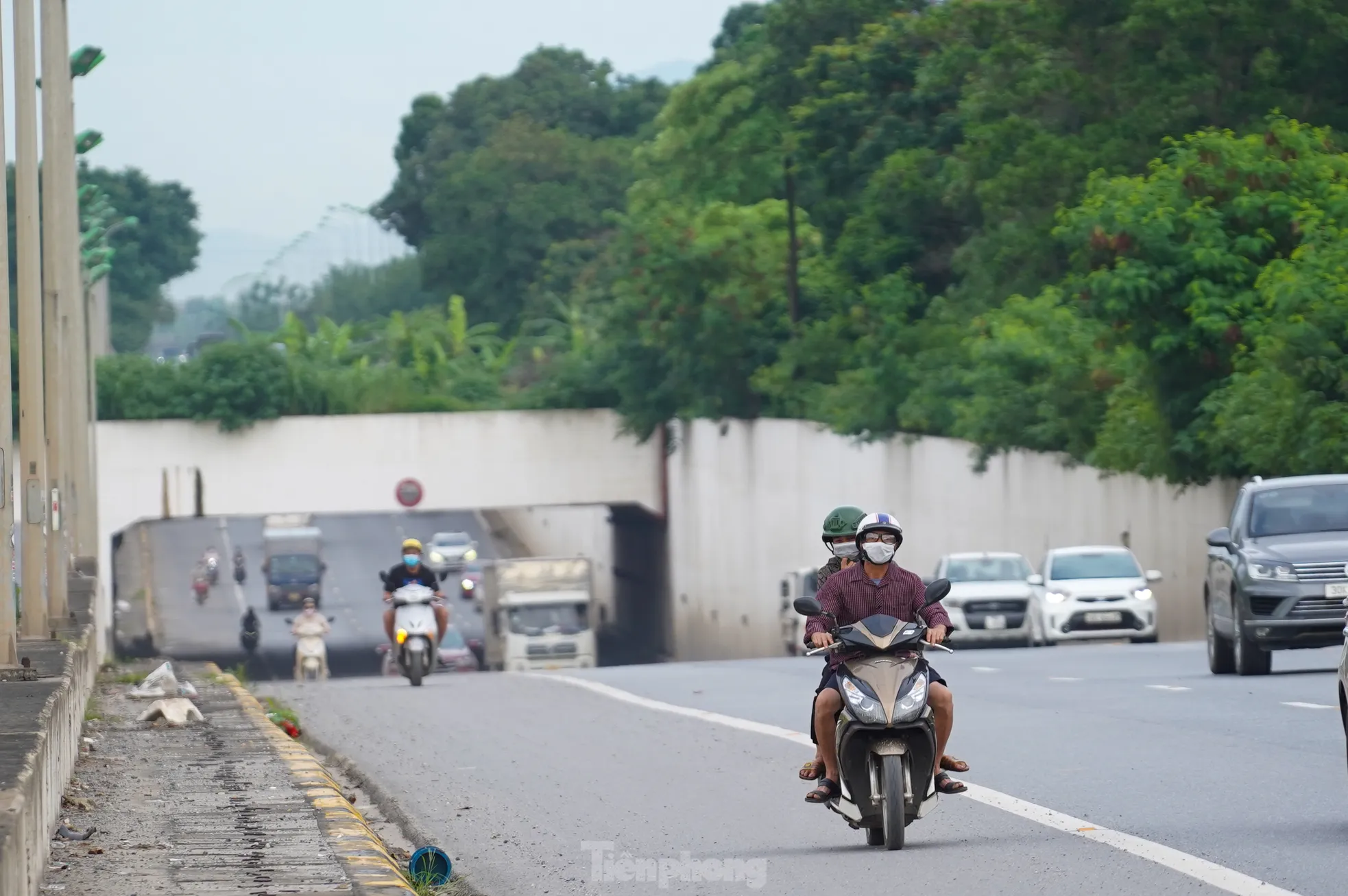Để tránh đoạn rào chắn trên đường gom Đại lộ Thăng Long, nhiều người đi xe máy liều lĩnh chạy vào cao tốc, di chuyển trong làn đường dành cho ô tô.