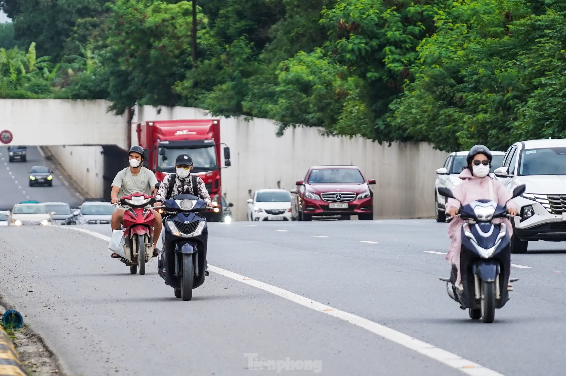Xe máy tràn vào cao tốc Đại lộ Thăng Long &#39;né&#39; ùn tắc - 9