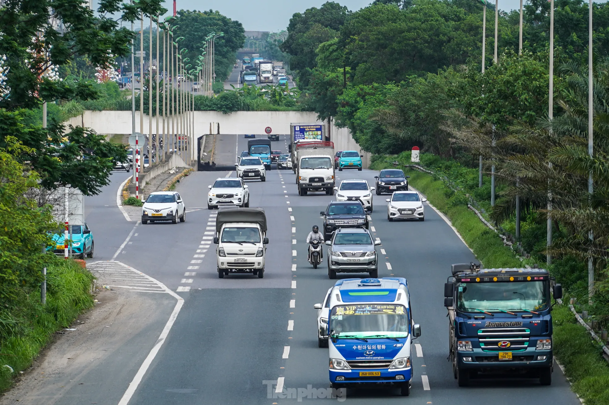 Đáng lo ngại, nhiều xe máy còn di chuyển giữa các phương tiện cơ giới đang chạy tốc độ cao.