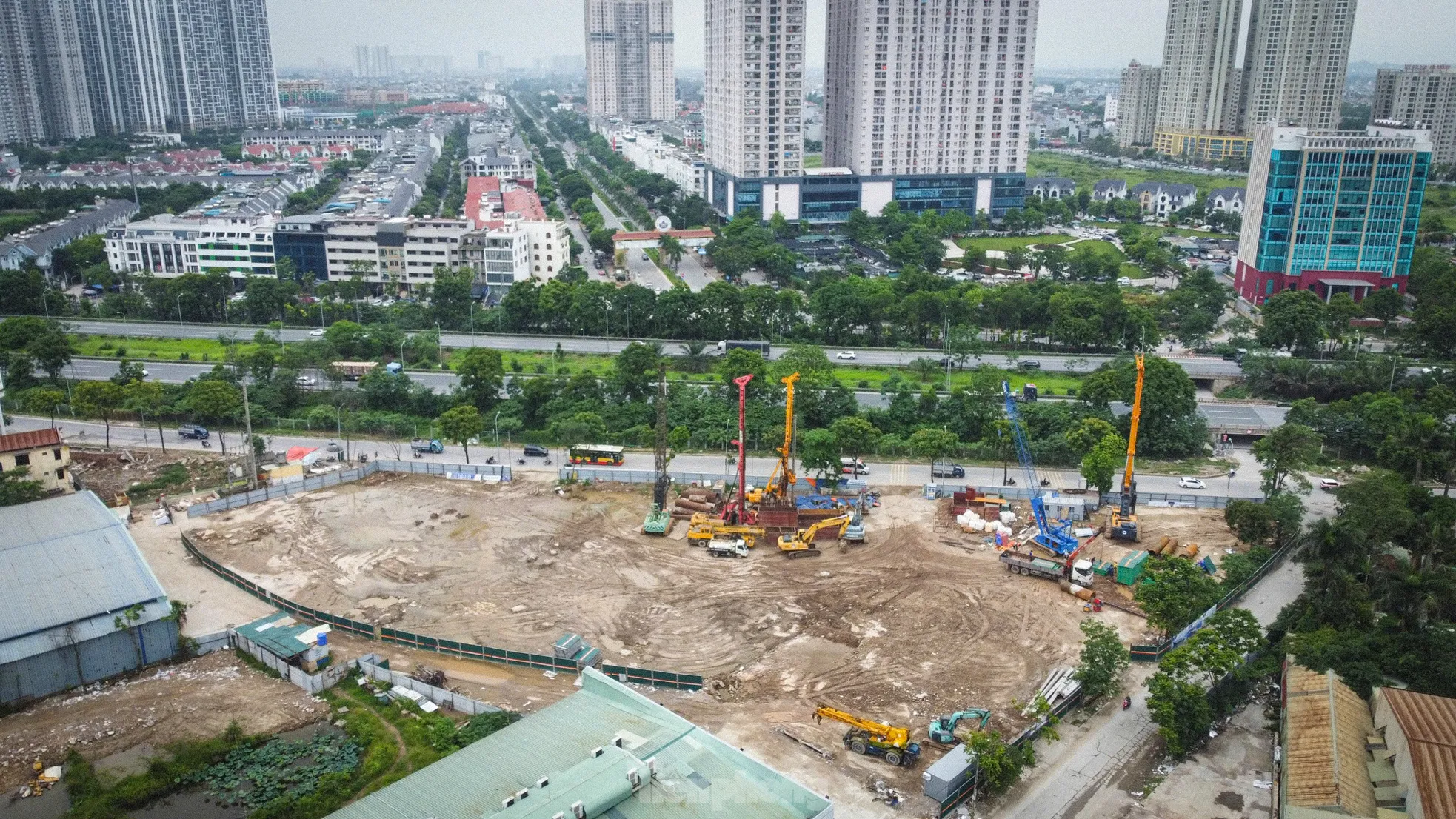 Từ ngày 4/6, Hà Nội đã điều chỉnh tổ chức giao thông phục vụ thi công công trình nút giao giữa đường Vành đai 3,5 với đại lộ Thăng Long, một phần đường gom được rào lại không cho các phương tiện lưu thông.