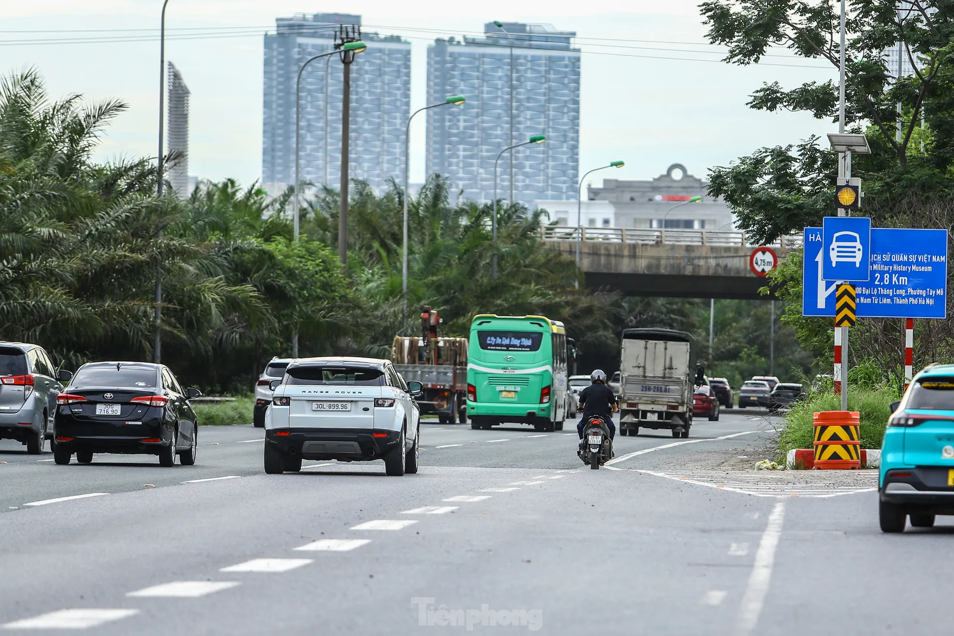 Từng tốp xe máy di chuyển vào Đại lộ Thăng Long trong giờ cao điểm sáng nay (18/6)