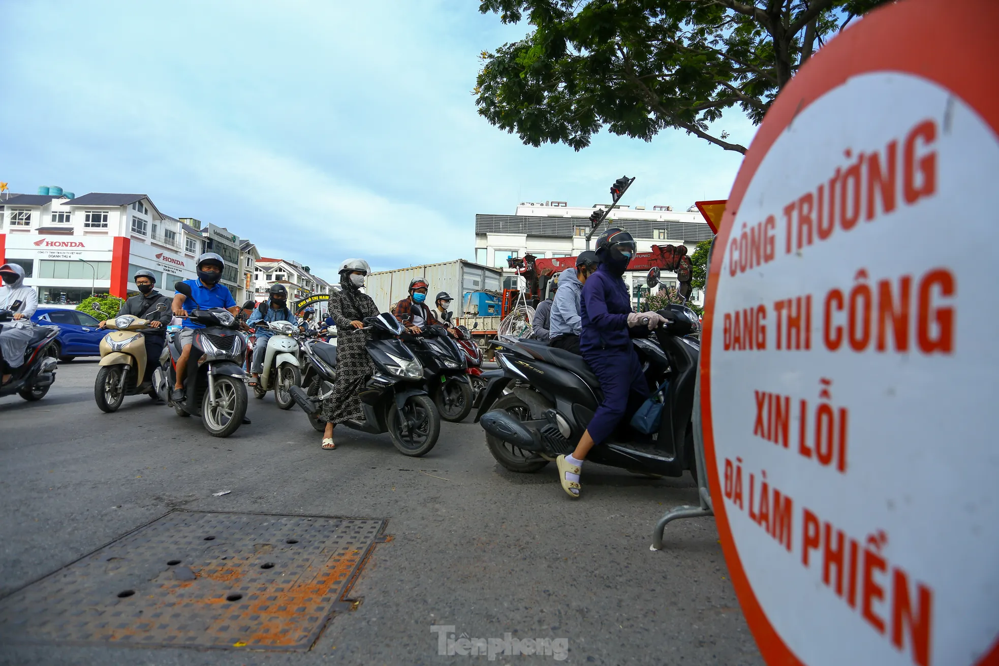 Lộ trình thay đổi khiến giao thông quanh khu đô thị An Khánh (Hoài Đức) bị đảo lộn, tình trạng ùn tắc thường xuyên xảy ra vào giờ cao điểm.