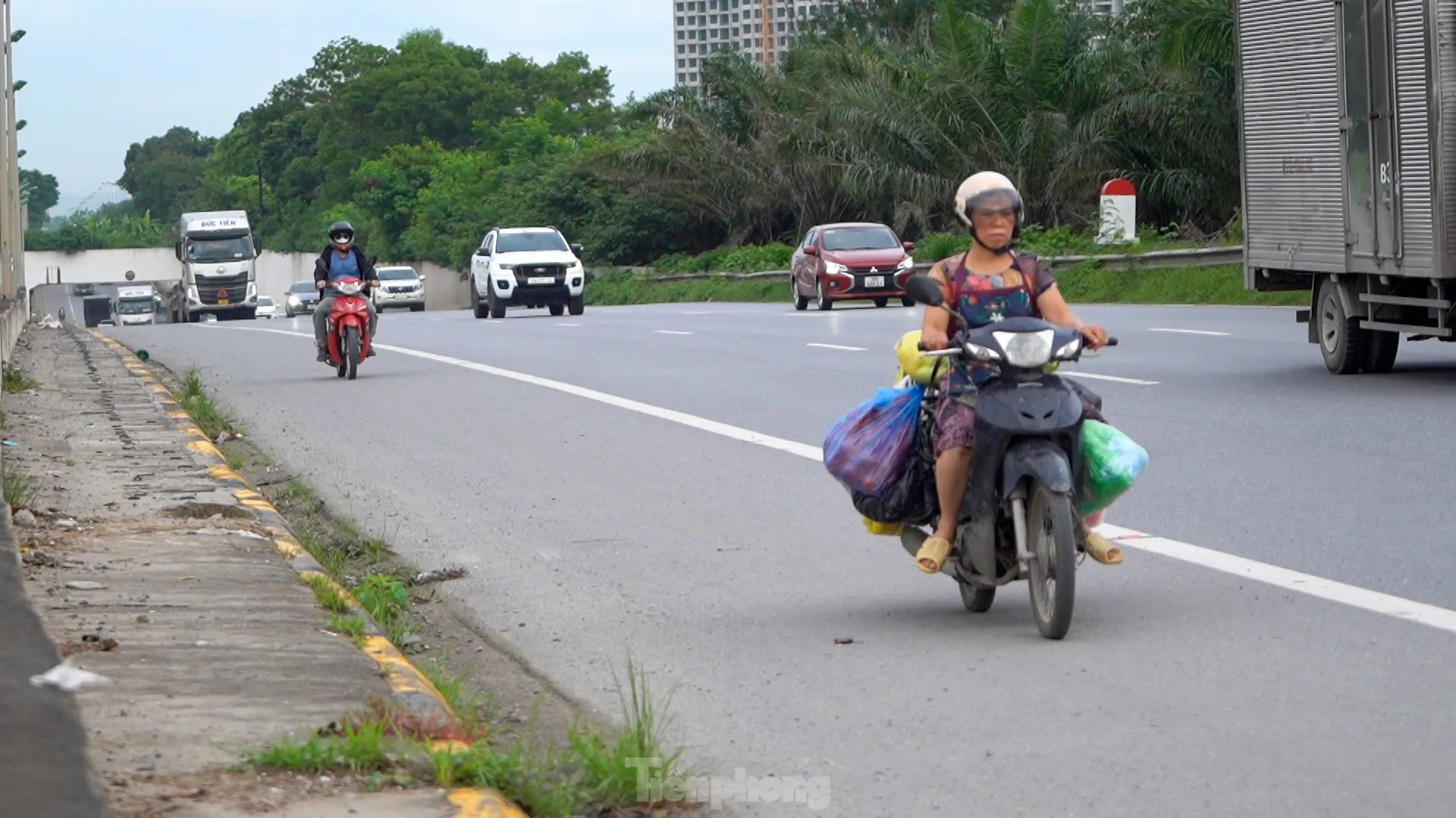 Xe máy tràn vào cao tốc Đại lộ Thăng Long &#39;né&#39; ùn tắc - 10