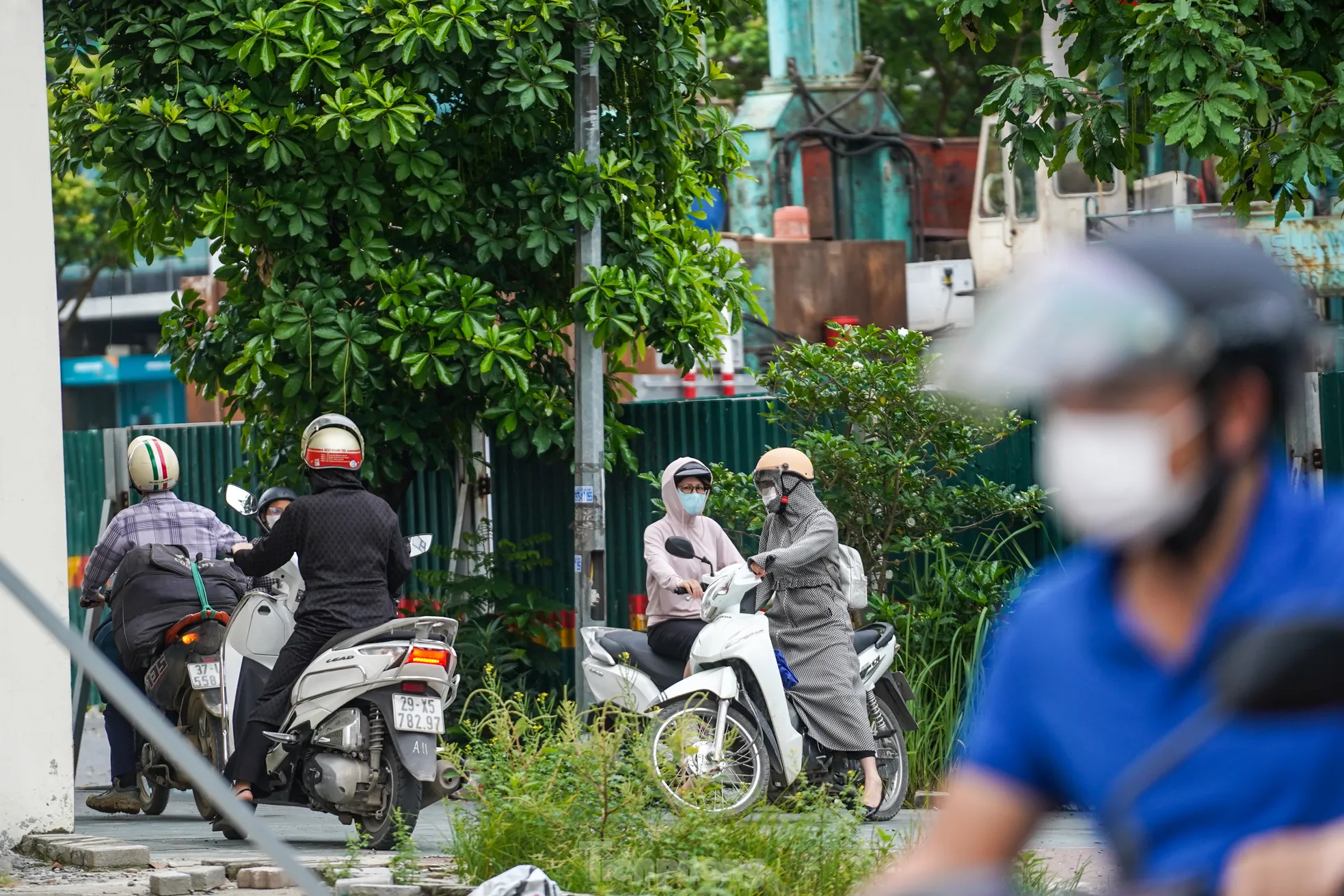 Lối đi nhỏ hẹp và đông nên nhiều người phải chuyển hướng sang các lối đi trong khu dân cư.