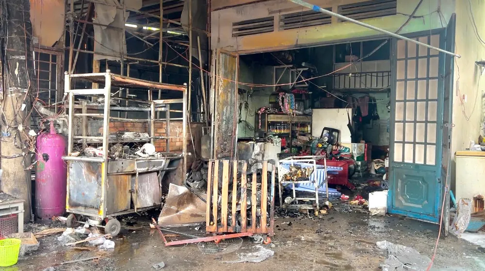 Một quán ăn kế bên cũng bị ngọn lửa cháy lan thiêu rụi toàn cửa tiệm. Ảnh: PHẠM HẢI