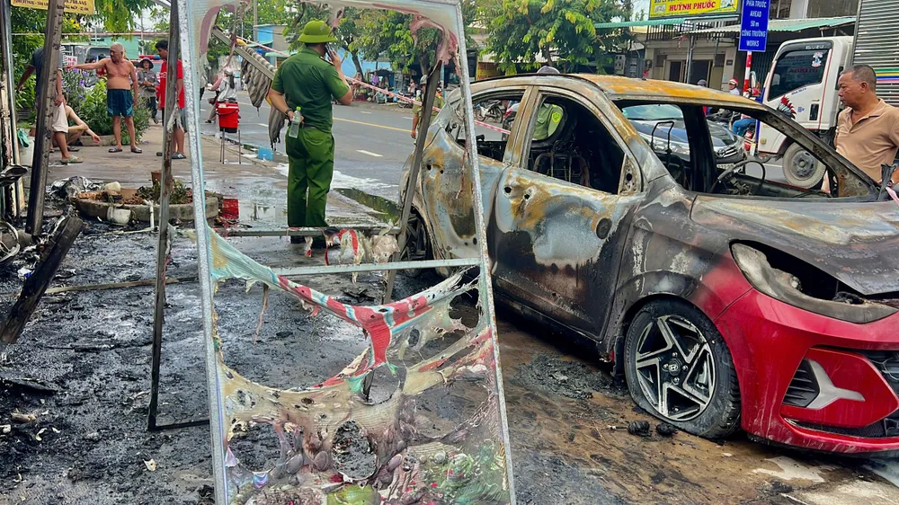 Lược lượng chức năng phong tỏa hiện trường, lấy lời khai nhân chứng và thống kê mức độ thiệt hại. Ảnh: PHẠM HẢI