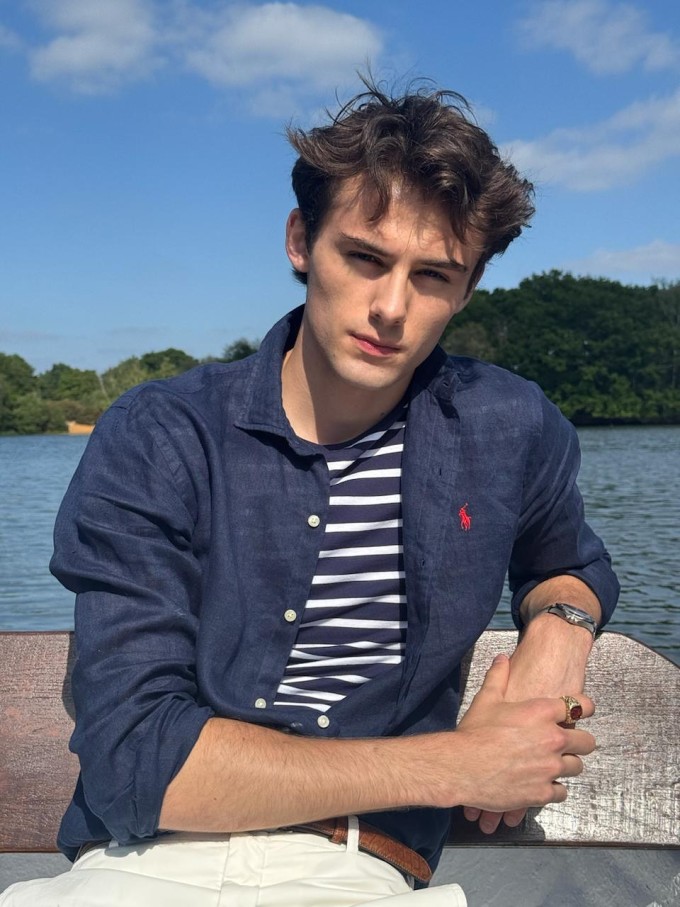 William cho biết gia đình rất ủng hộ anh dấn thân vào showbiz. Cặp song sinh anh trai - chị gái của William là vận động bơi lội đã đưa cho anh nhiều lời khuyên cho sự nghiệp. Đồng thời, William cũng theo đuổi đam mê bơi lội từ năm 5 tuổi, có thể bơi tới 14 tiếng/tuần để thi đấu.