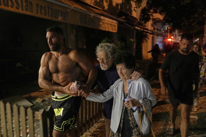 Người dân sơ tán ở Tel Aviv, Israel, rạng sáng 16/6. Ảnh: AP