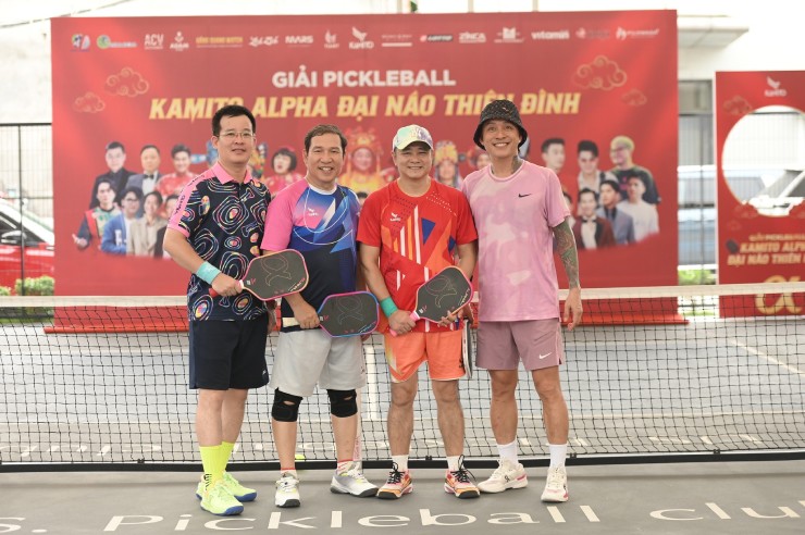 Cặp Tự Long (thứ 3 từ trái sang) - Tuấn Hưng (thứ 4 từ phải sang), bên cạnh là cặp Tuấn Anh (ngoài cùng bên trái) và Quang Thắng (thứ 2 từ trái sang)
