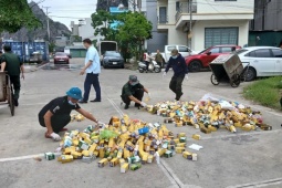 Phát hiện hàng vạn hộp thực phẩm chức năng hết hạn bị đổ tại điểm tập kết rác ở Hạ Long