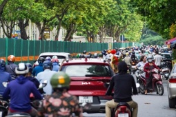 Xe máy tràn vào cao tốc Đại lộ Thăng Long ' né ' ùn tắc