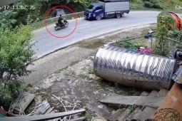 Clip: Ôm cua lấn làn, xe máy đâm trực diện ô tô như tên bắn