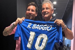 Tin mới nhất bóng đá sáng 18/6: Messi xúc động khi nhận được áo của Baggio