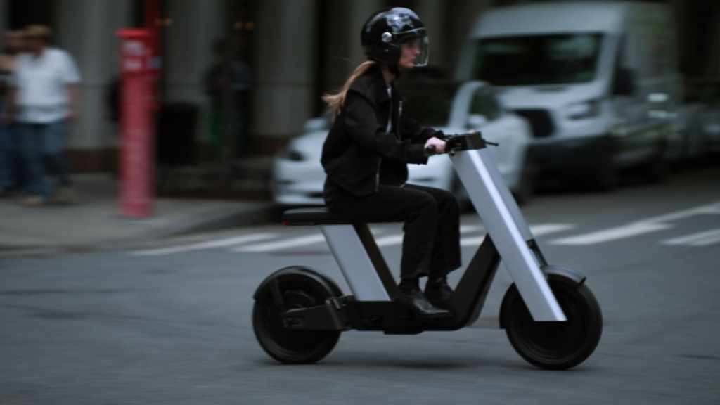 Mẫu xe điện có thể chở được 2 người.