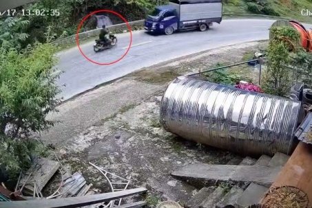 Clip: Ôm cua lấn làn, xe máy đâm trực diện ô tô như tên bắn