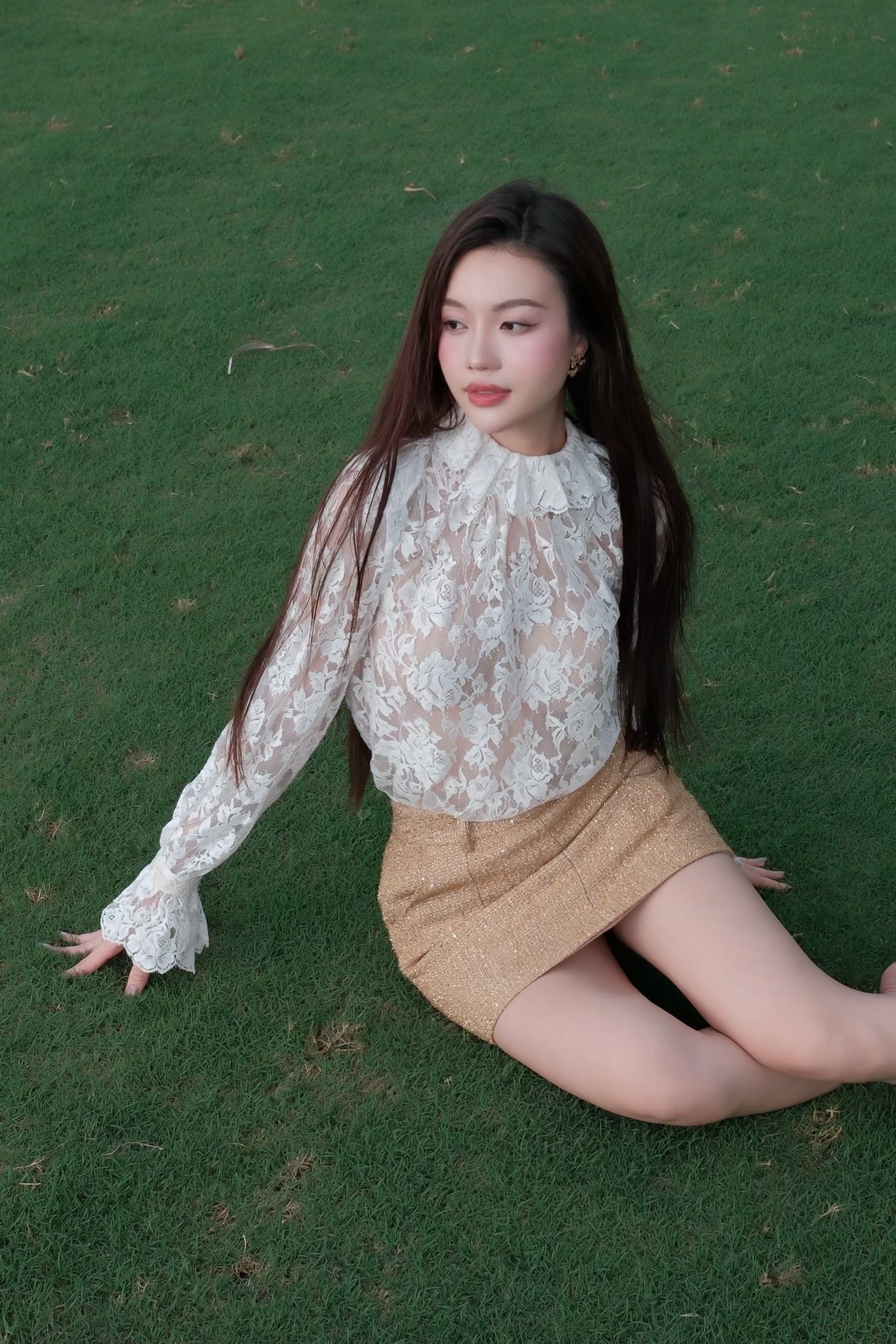 Chia sẻ về quyết định ghi danh tại Miss Cosmo Vietnam, Thùy Vi cho biết: “Tôi mong muốn dùng sức ảnh hưởng của mình để quảng bá, bảo tồn văn hóa Việt Nam, đồng thời mang đến những giá trị tích cực cho thế hệ trẻ. Trong kỷ nguyên phát triển mạnh mẽ của dân tộc, tôi tin rằng mỗi công dân đều có trách nhiệm của riêng mình, và đây chính là trách nhiệm mà tôi tự đặt ra cho bản thân”.