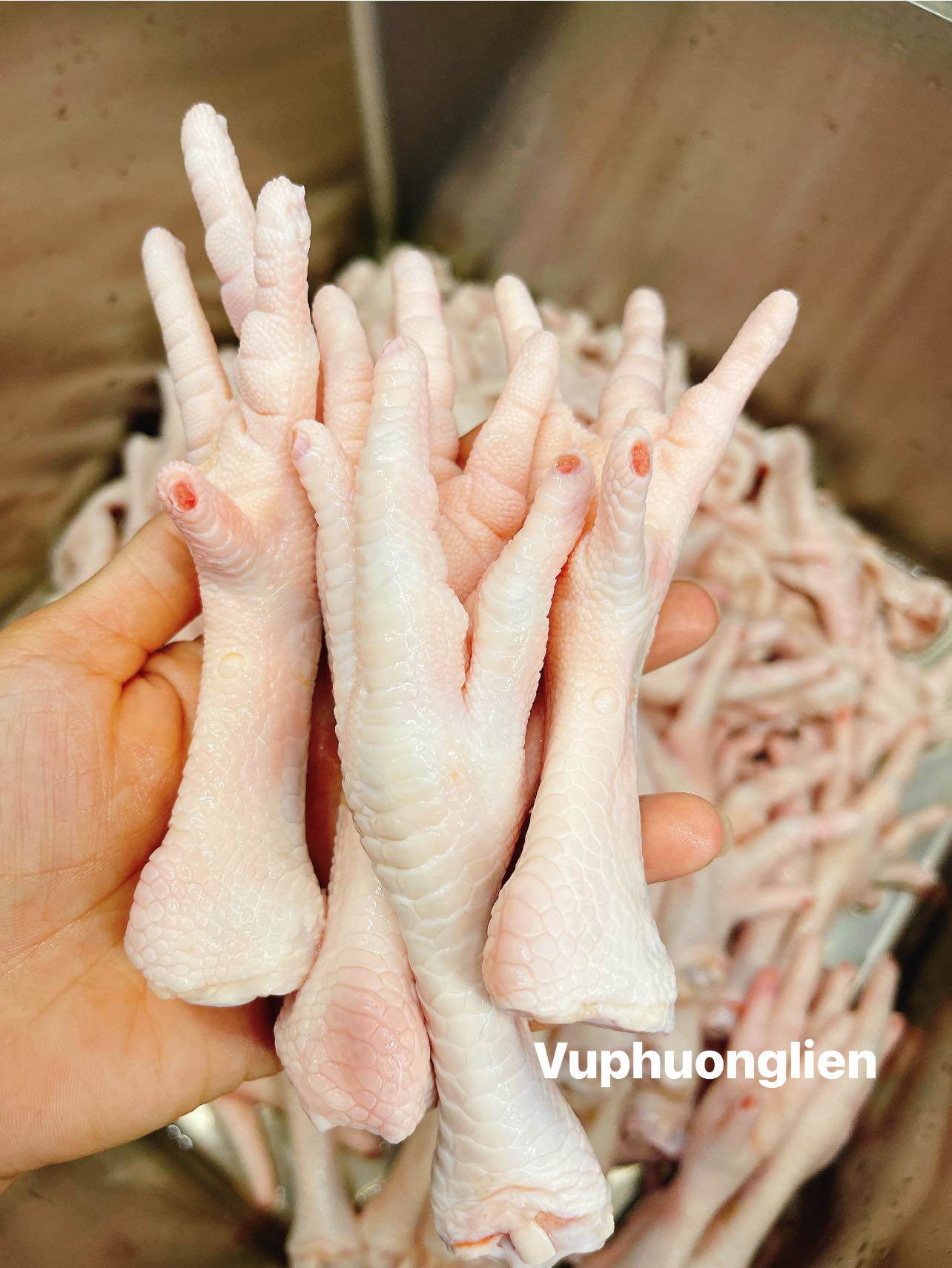 &nbsp;Chân gà nguyên xương cắt móng, chặt đôi chân rửa sạch cùng muối trắng và giấm.