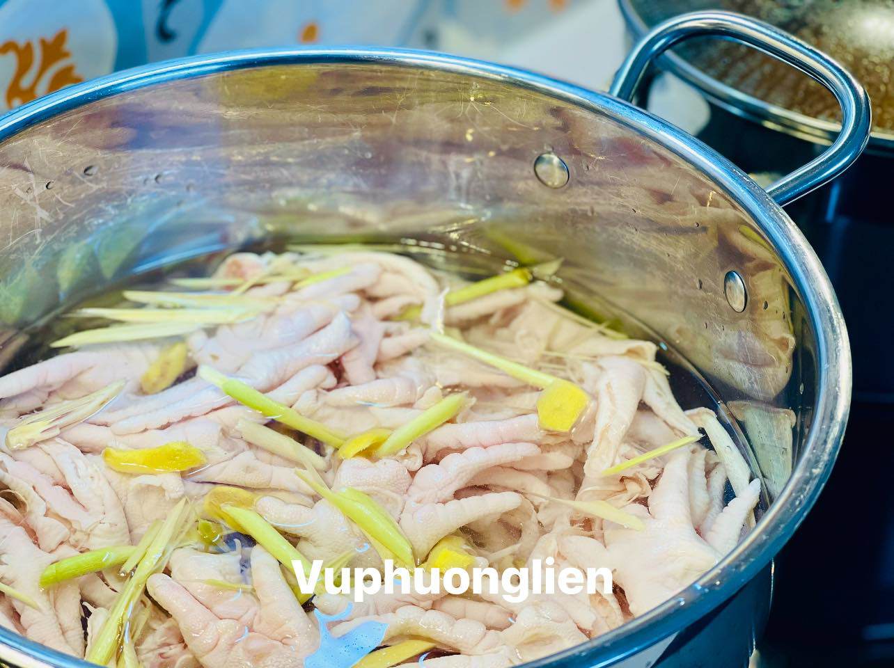 Cho vào nồi luộc cùng với chút muối trắng, gừng, sả. Khi chân gà sôi hạ bếp để lửa nhỏ đun thêm tầm 5 phút&nbsp;thì tắt bếp và ngâm thêm trong nồi tầm 5 phút&nbsp;nữa.