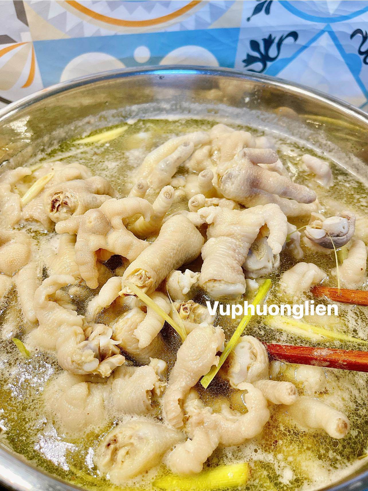 Nhớ đảo khi luộc để chân gà chín đều.