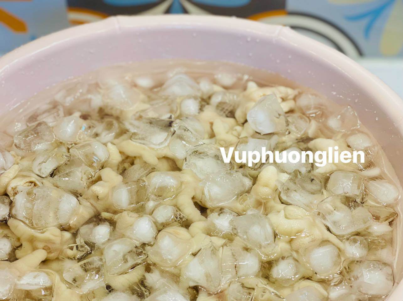 Vớt chân gà ra ngâm ngay vào chậu nước đá khoảng 20-30 phút.