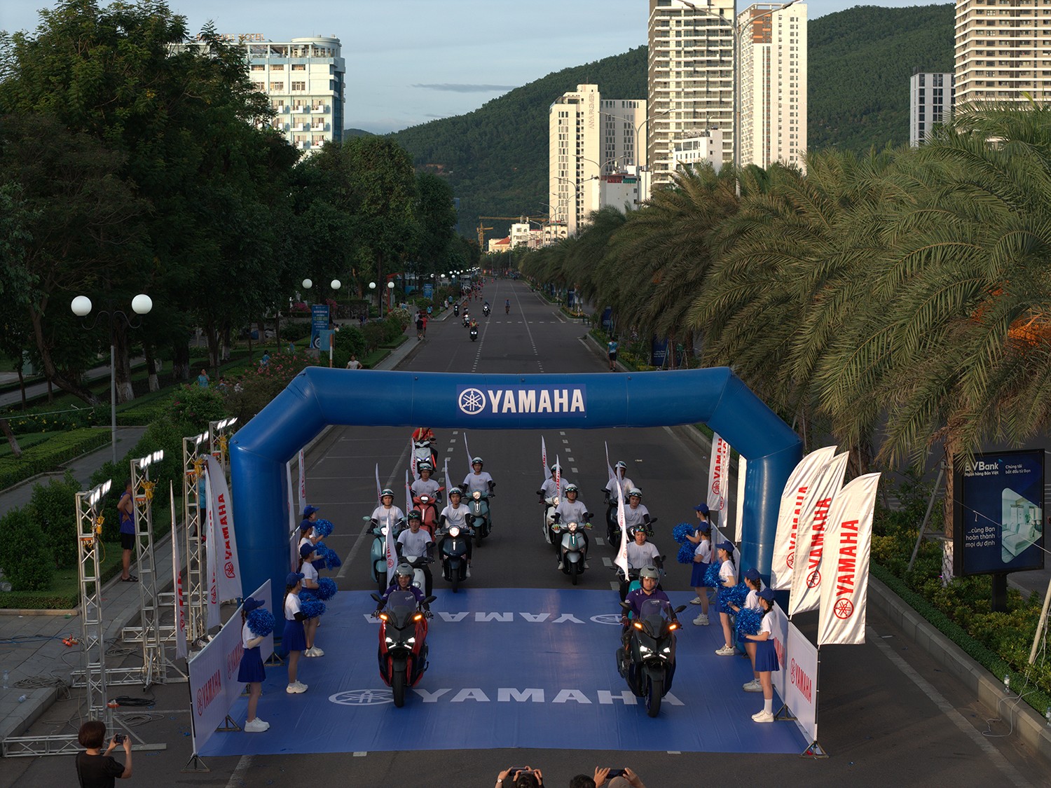 Đoàn dẫn đầu của Yamaha xuất phát