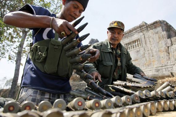 Binh sĩ Campuchia chuẩn bị đạn dược. Ảnh: Reuters