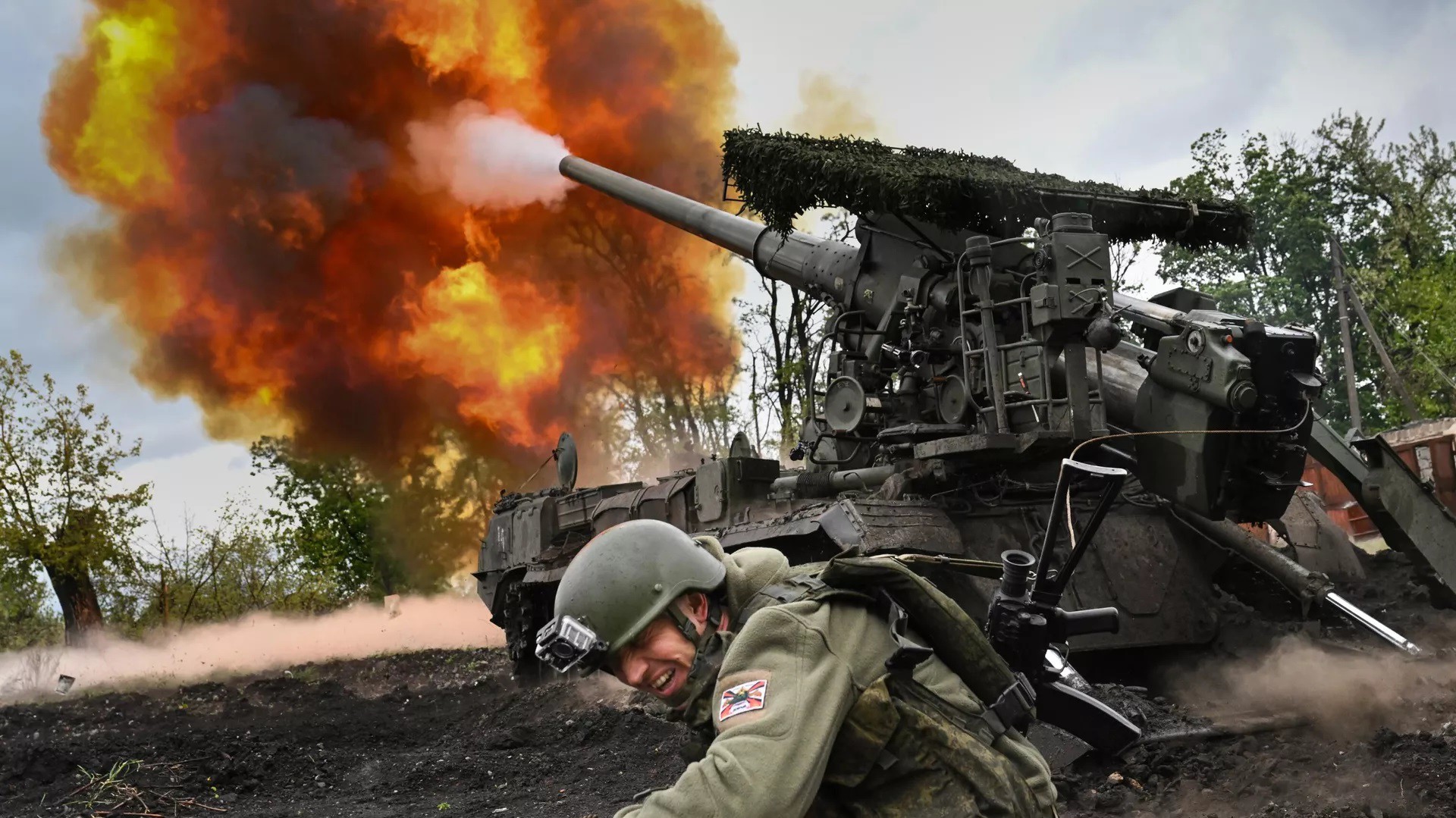 Binh sĩ Nga nã pháo ở Ukraine (ảnh: RIA Novosti)