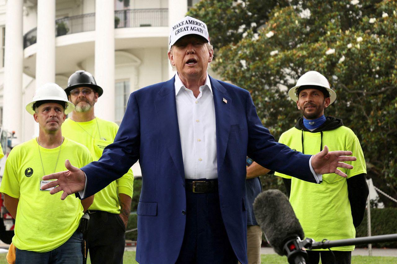 Ông Trump phát biểu trước báo giới ở bãi cỏ phía nam Nhà Trắng hôm 18/6 (ảnh: Reuters)