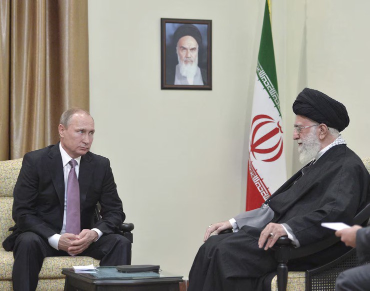 Tổng thống Nga Vladimir Putin trao đổi với Giáo chủ Iran Ali Khamenei vào năm 2015. Ảnh: Reuters.
