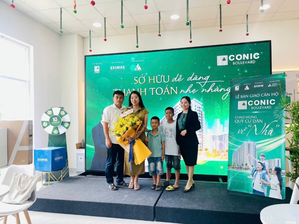 Khách hàng nhận nhà ở ngay tại dự án Conic Boulevard
