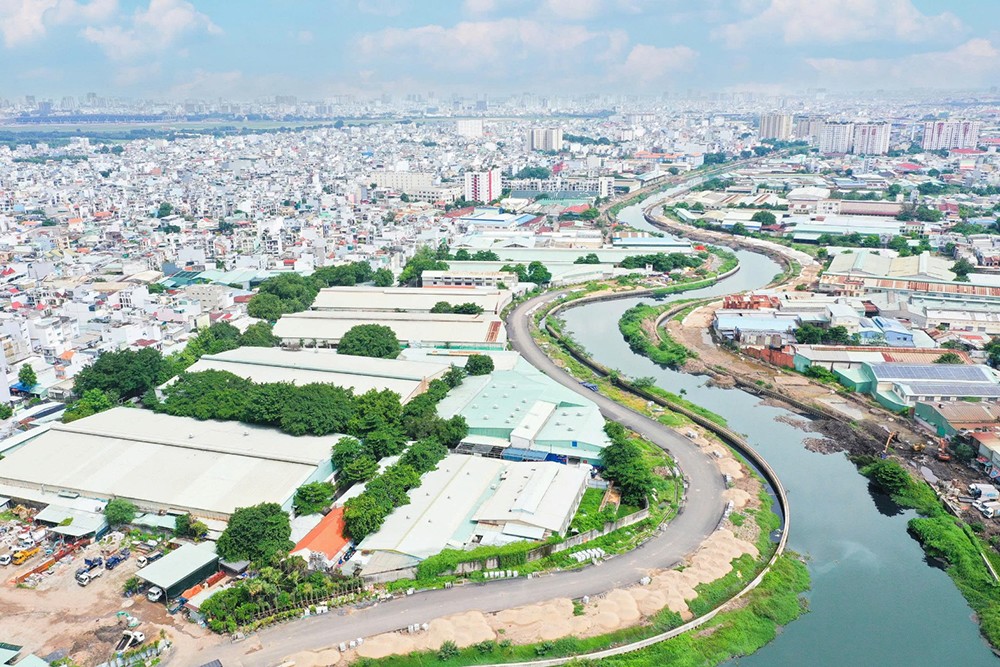 Đoạn tuyến đường ven kênh Tham Lương đã thành hình và thông xe kỹ thuật - Ảnh: Conic