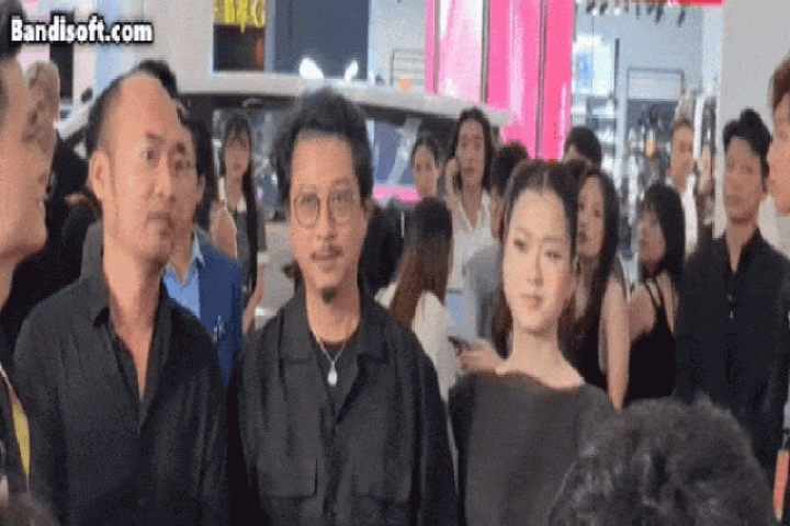 Lộ clip Tiến Luật sượng trân khi bị MC coi thường ngay tại thảm đỏ, netizen bất bình " vô duyên vừa thôi "