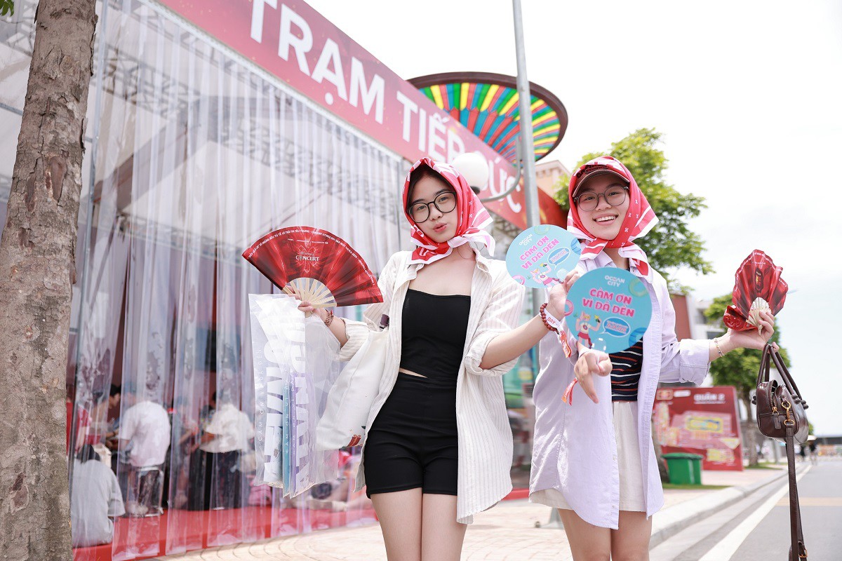 Quạt cầm tay từ Vincom Mega Mall Ocean City được các bạn trẻ yêu thích khi tham dự concert.