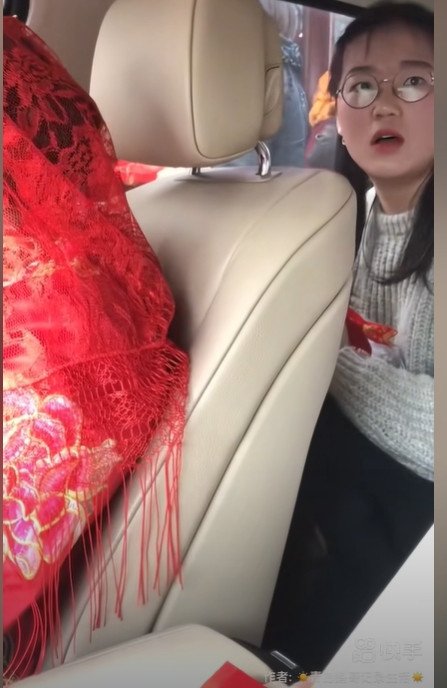 Cô dâu nghe lời bạn thân đòi thêm tiền xuống xe hoa. Ảnh: Sohu