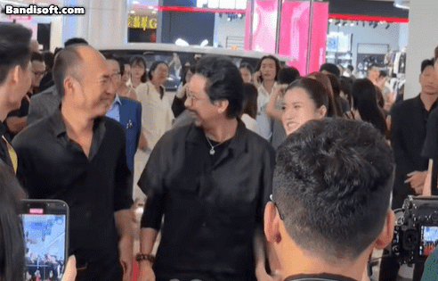 Cả ba giữ thái độ chuyên nghiệp, Hứa Minh Đạt lắc đầu sau khi giao tiếp bằng ánh mắt với bạn thân