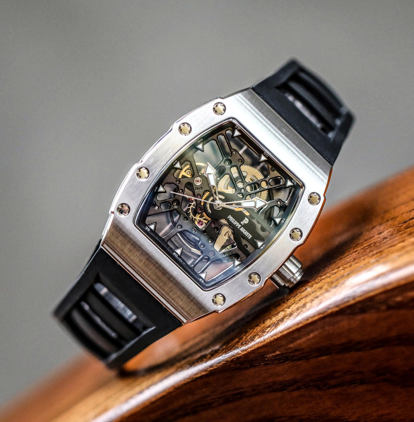 Đồng hồ Philippe Auguste với các thiết kế mới mẻ, bứt phá giới hạn.