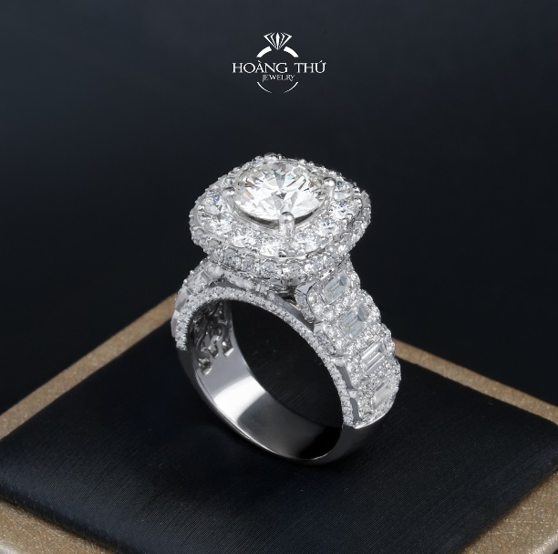 “Say Yes” với viên kim cương trung tâm tỏa sáng như lời hứa vĩnh cửu, đánh dấu khoảnh khắc tình yêu bước sang một chương mới.